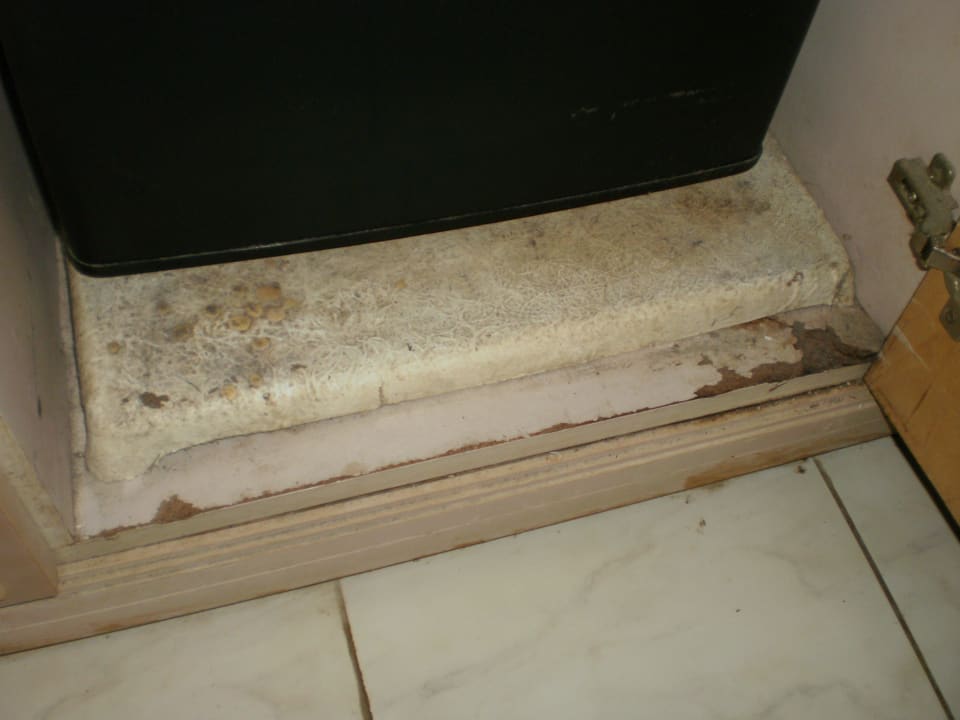 Styroporplatte unter dem Kühlschrank Hotel El Mouradi Djerba Menzel