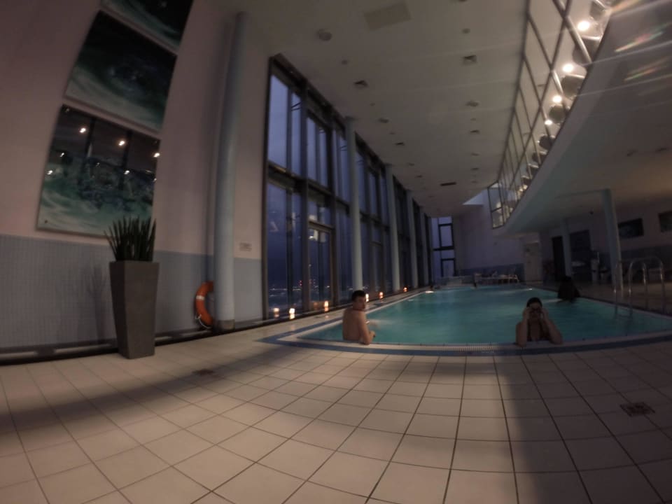Basen nocą InterContinental Warszawa
