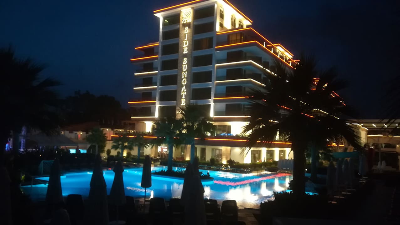 Hotel und Pool am Abend. Side Sunport Hotel & Spa