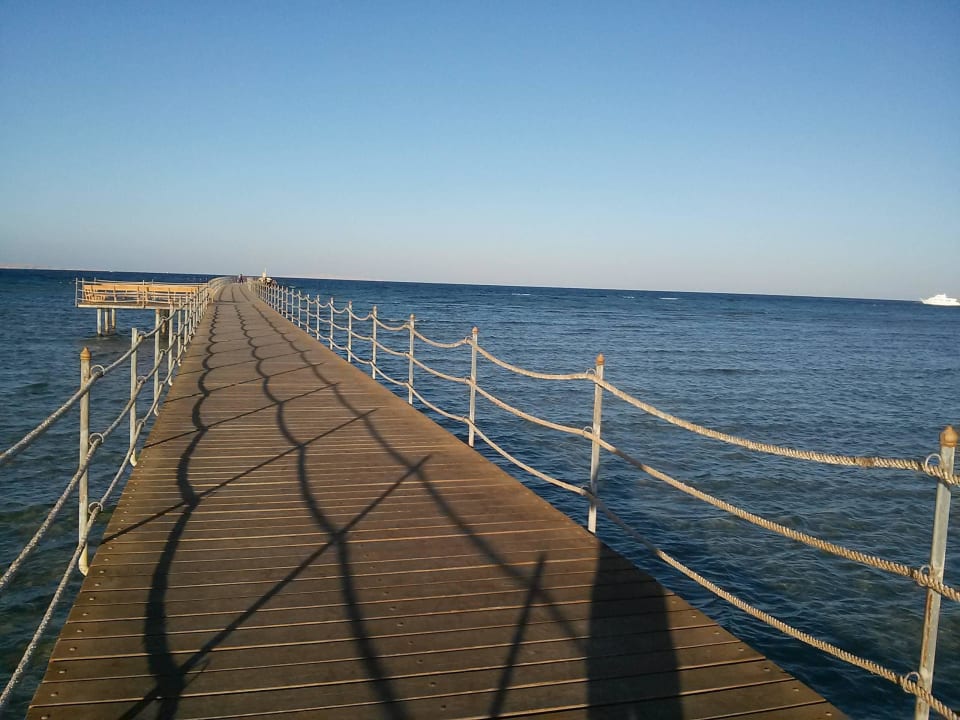 Steg vom Strand ins Meer Jasmine Palace Resort & Spa