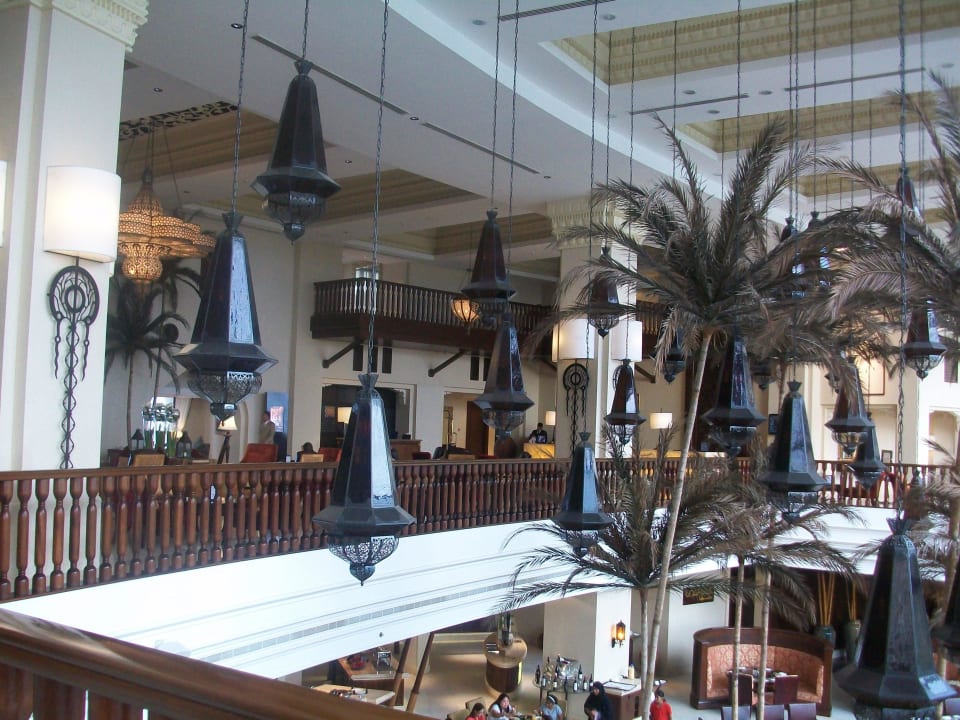 Blick nach unten zum Restaurant Hotel Sofitel Bahrain Zallaq Thalassa Sea & Spa