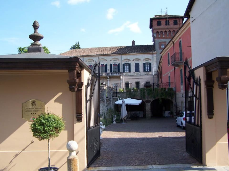 Eingang zum Hotel und Restaurant Hotel Castello di Bubbio