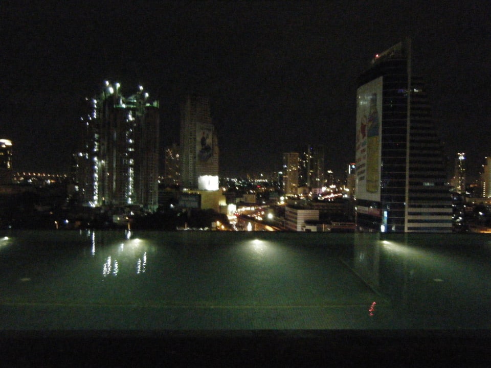 Infinitypool bei Nacht Eastin Grand Hotel Sathorn