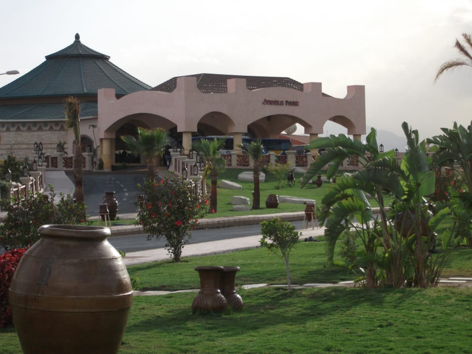 Ansicht bei der Anfahrt des Hotels Pickalbatros Jungle Aqua Park Resort - Neverland Hurghada