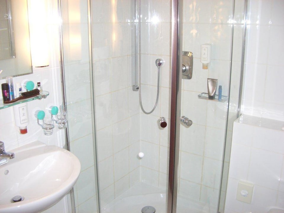 Helles sauberes Bad. Hotel am Torturm