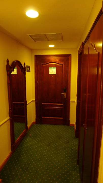 Flur im zimmer mit Einbauschrank Iberostar Selection Parque Central