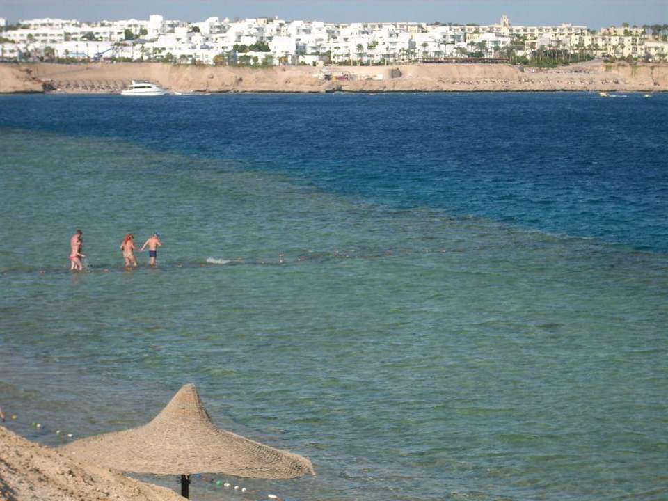 Strand linke Seite mit Hausriff Sultan Gardens Resort