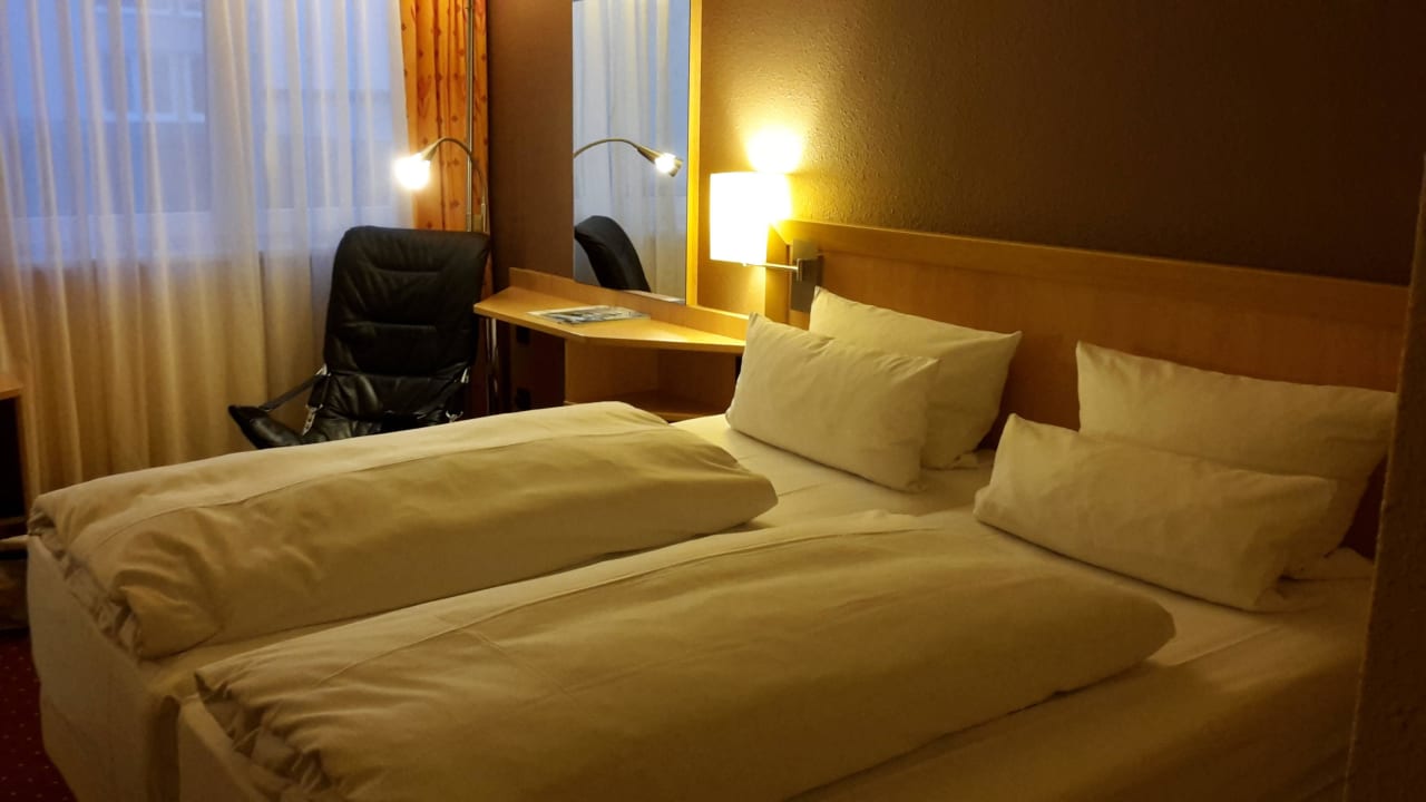 Großes Zimmer, sehr gute Betten Hotel NH Leipzig Messe