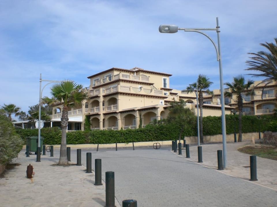 Blick vom Meer zum Hotel Villa Chiquita