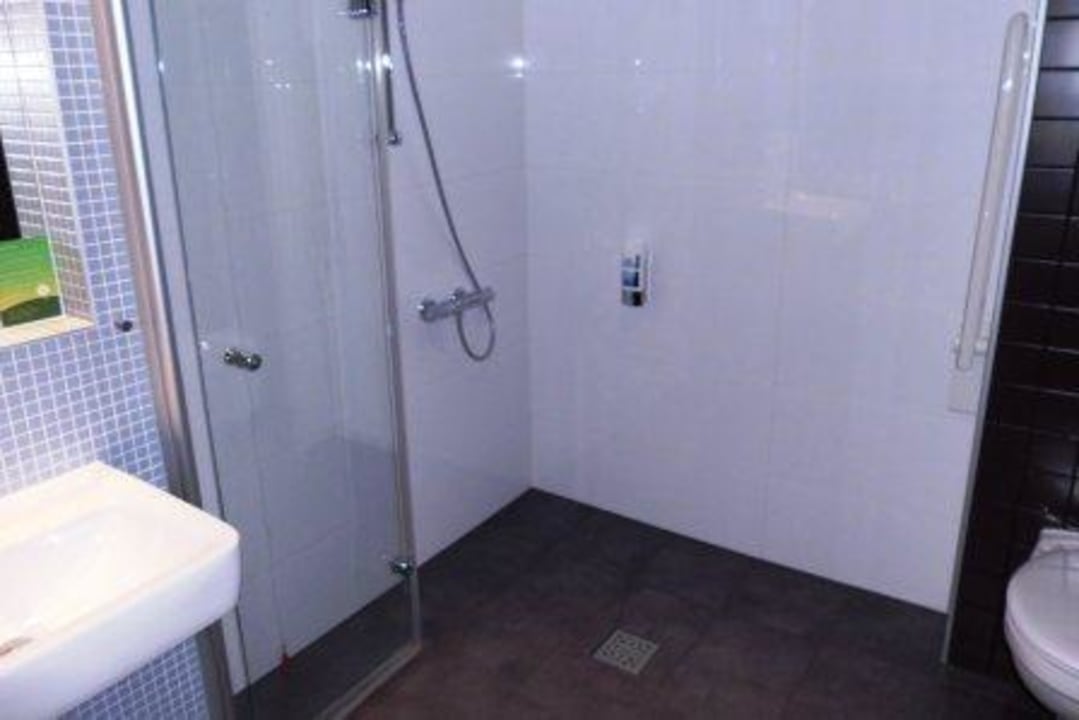 Großes Bad MEININGER Hotel Berlin Airport