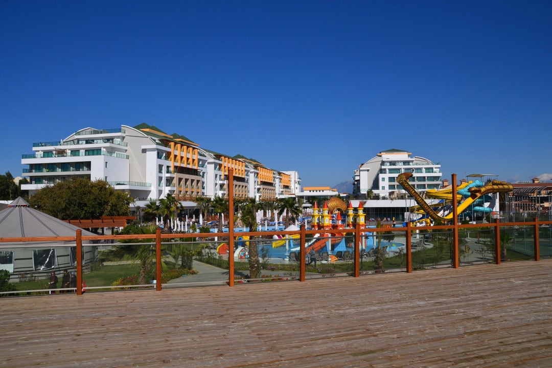 Hotelansicht von der Sonenterrasse Port Nature Luxury Resort & Spa