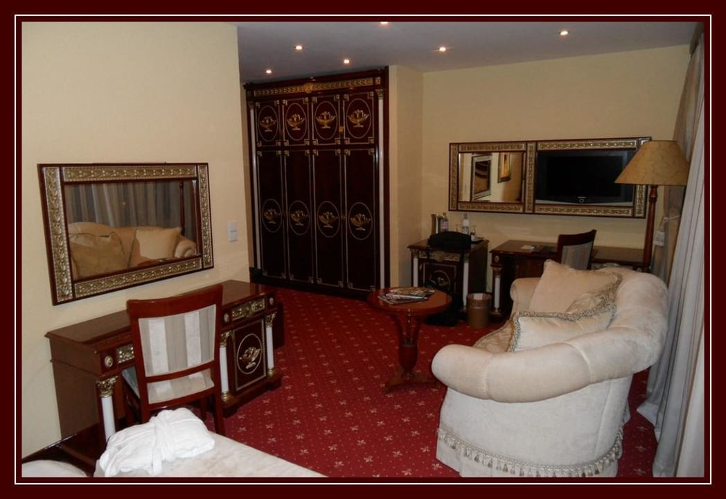 TV, Couch Hotel Unique Dortmund Hauptbahnhof