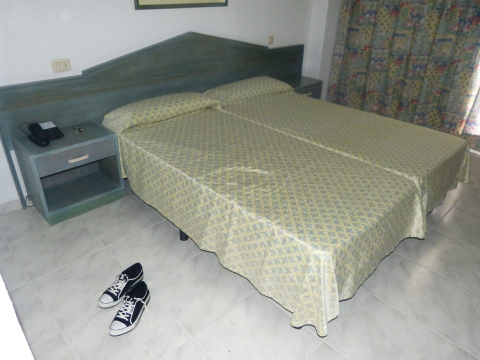 Blick vom Zimmerflur Richtung Fenster und Balkon li Caprice Janeiro Hotel & Spa