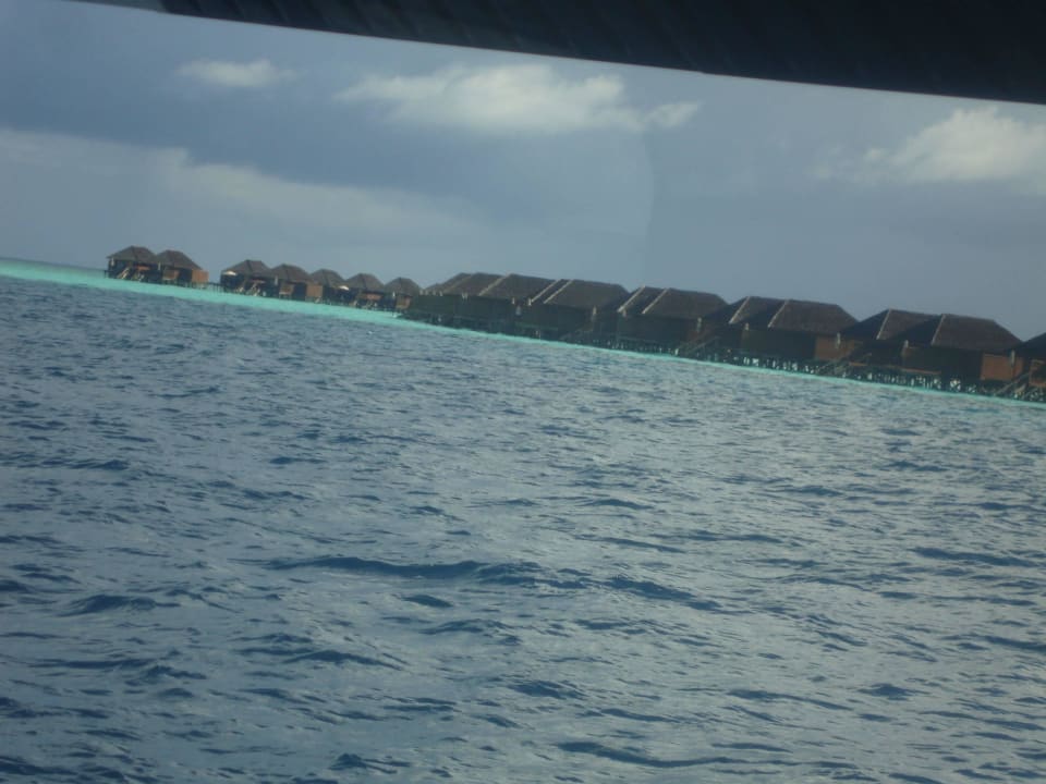 Veligandu vom Wasserflugzeug aus gesehen Veligandu Maldives Resort Island
