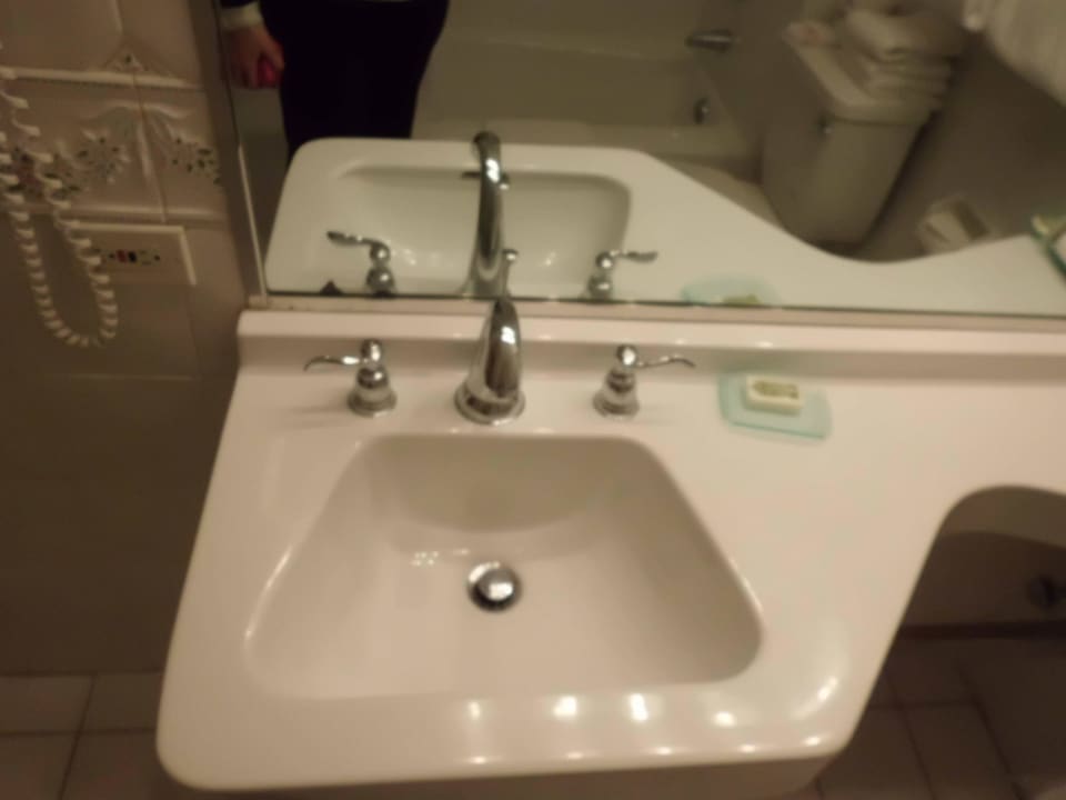 Waschbecken, darüber links ein Föhn The Skyline Hotel New York