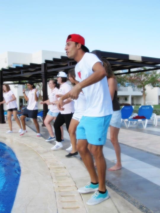 De dagelijkse dans van het geweldige animatieteam! SUNRISE Crystal Bay Resort