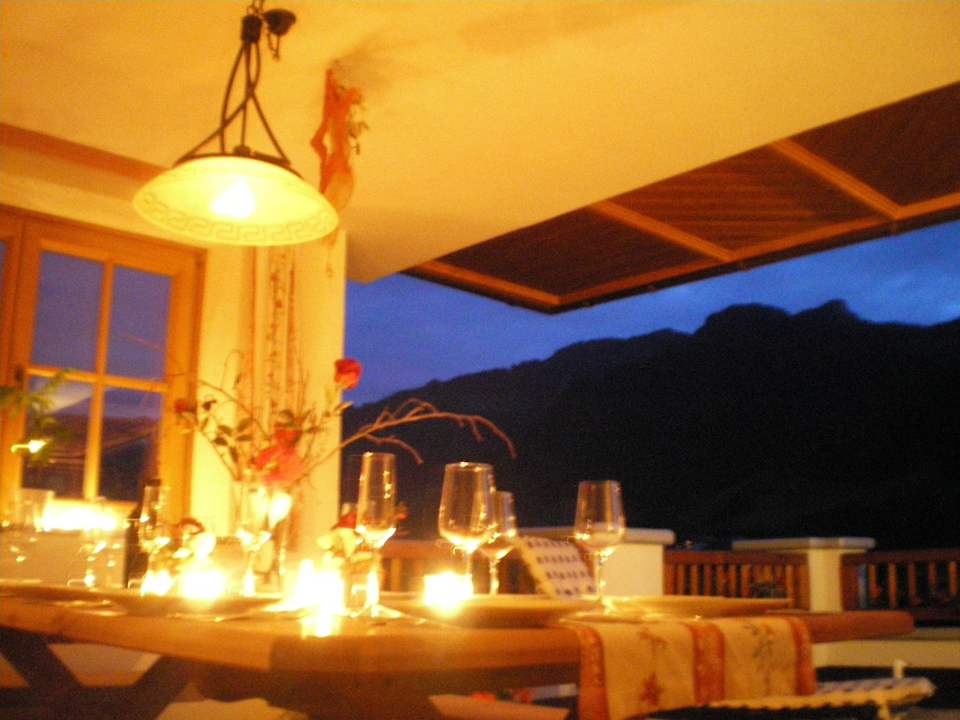 Abendstimmerung auf der überdachten Gästeterrasse Landhaus Lindorfer - Apartments