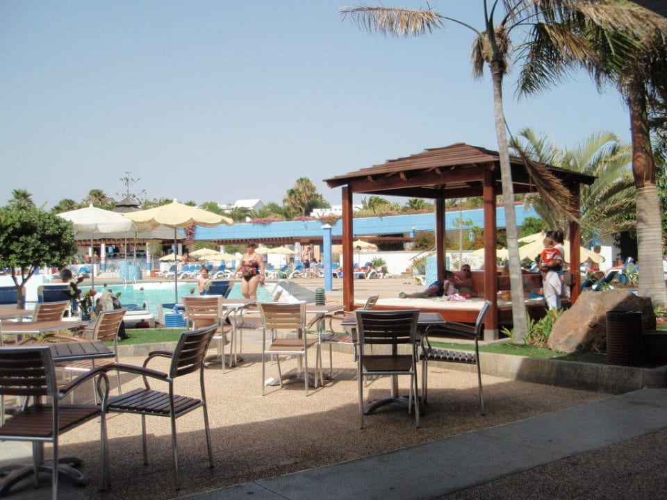 Blick auf die Poolanlage Relaxia Lanzasur Club