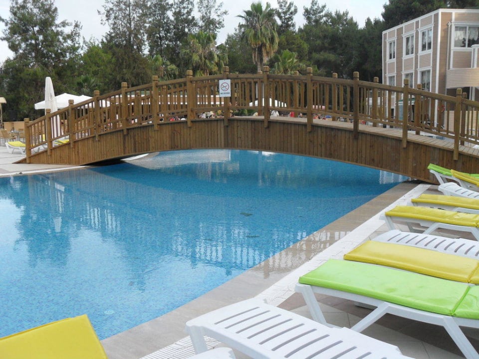 Der neue Pool mit Brücke Club Sidelya Hotel
