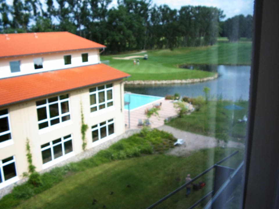 Ausblick von Zimmer auf Pool und Garten Best Western Premier Castanea Resort Hotel