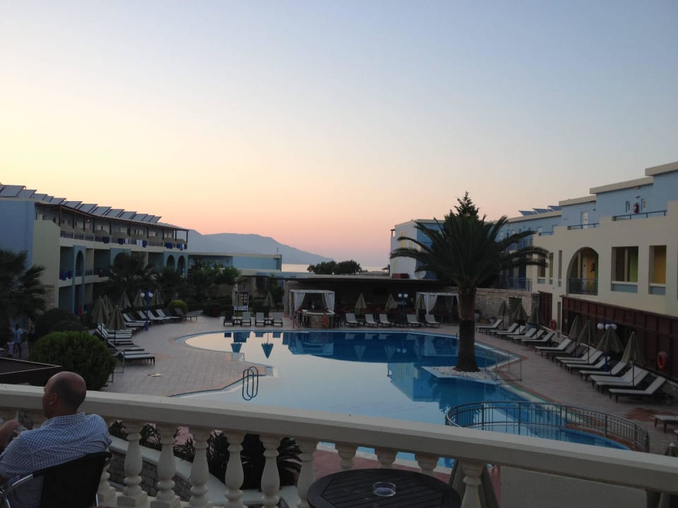 Blick von der Bar zum Pool Mythos Palace Resort & Spa