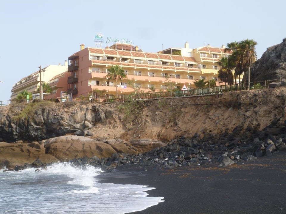 Blick vom Strand auf's Hotel HOVIMA Jardin Caleta