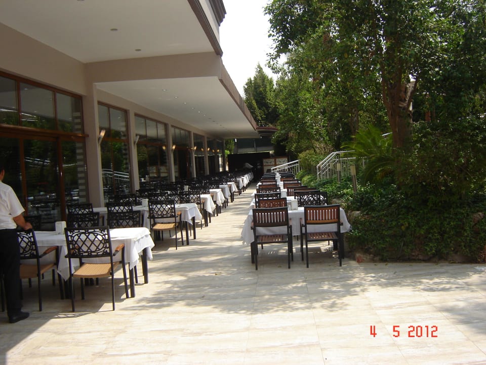 Dort konnte man gemütlich im Freien essen Hane Family Resort