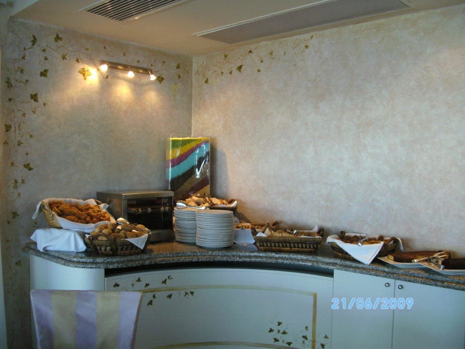 Brotauswahl, Frühstücksbuffet mit Toaster Myconian Ambassador