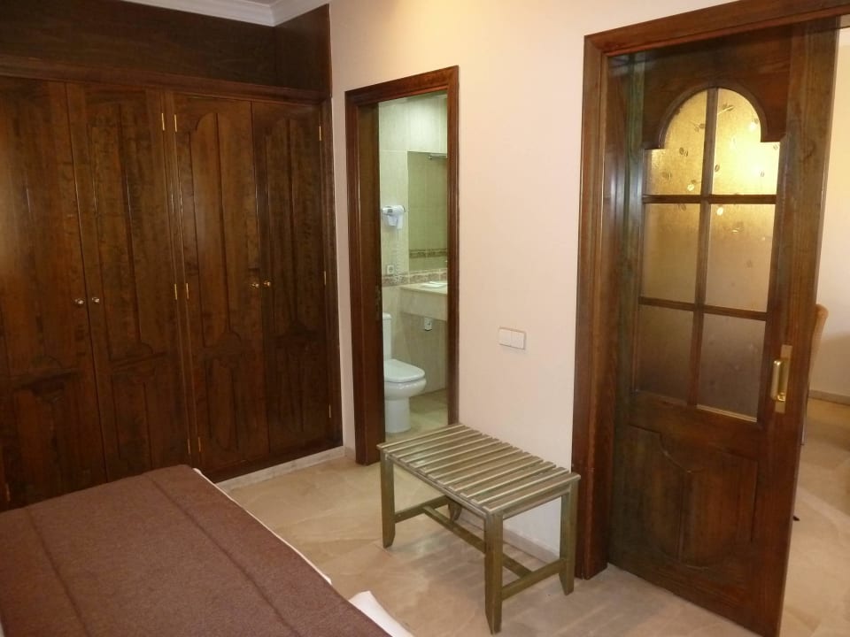 Schlafzimmer mit Schrank Suites & Villas by Dunas