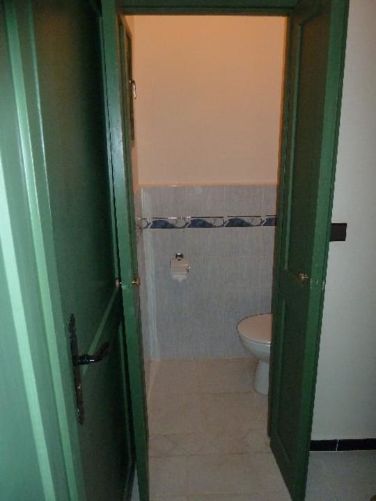 Offene Tür zum WC Hotel Oscar