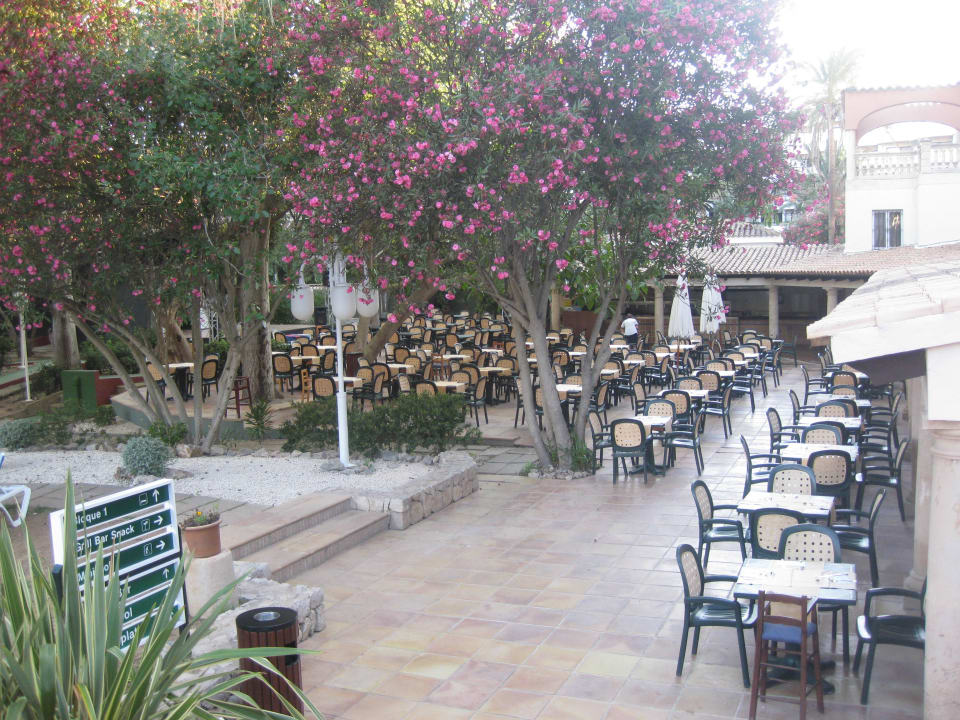 Sitzgelegenheiten vor Restaurant R2 Lago Playa Park