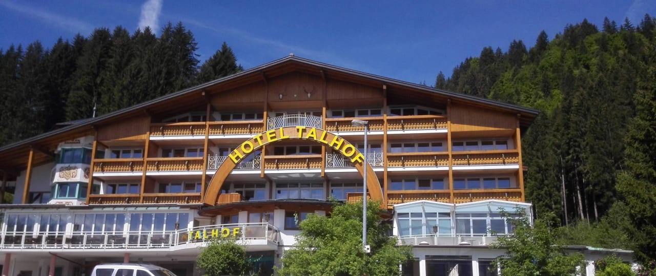 Außenansicht des Hotels Panoramahotel Talhof Garni