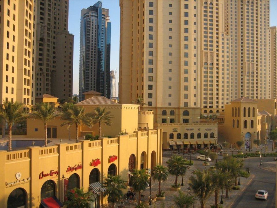 Blick auf den Walk Hilton Dubai Jumeirah