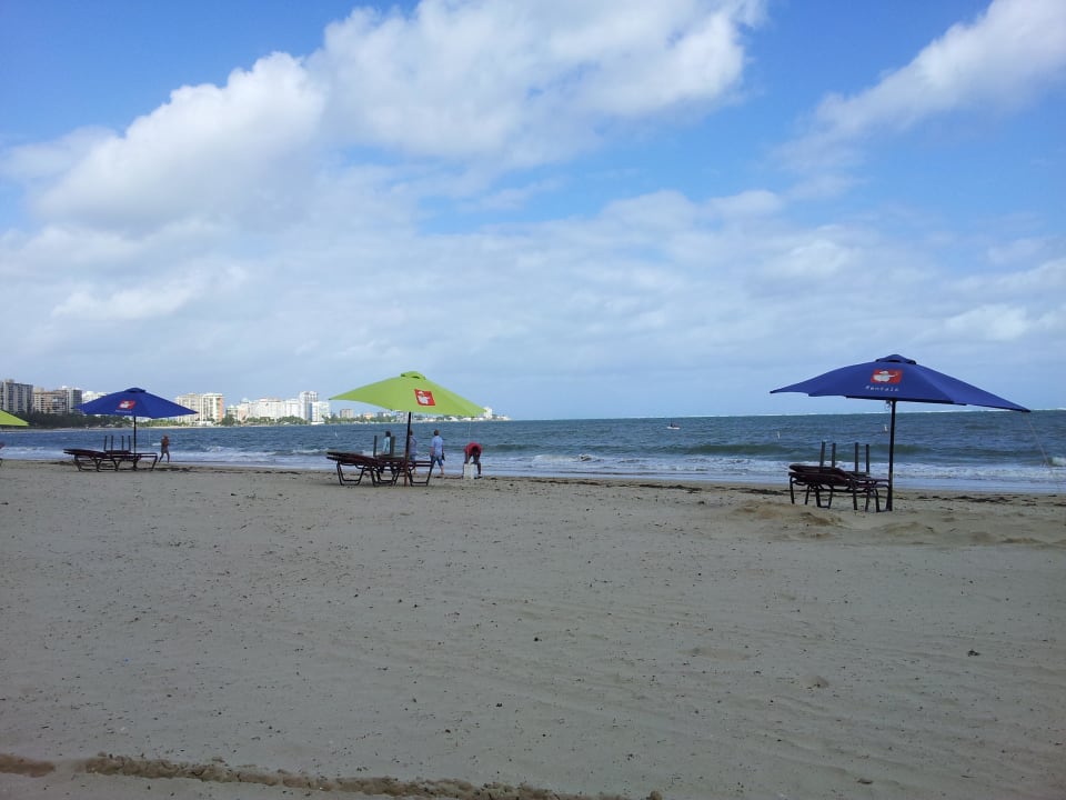 Weiter Strand mit flachem Wasser Hotel Hampton Inn & Suites San Juan