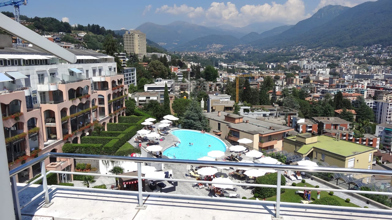 Blick zum Pool und ins Hinterland von Lugano Villa Sassa