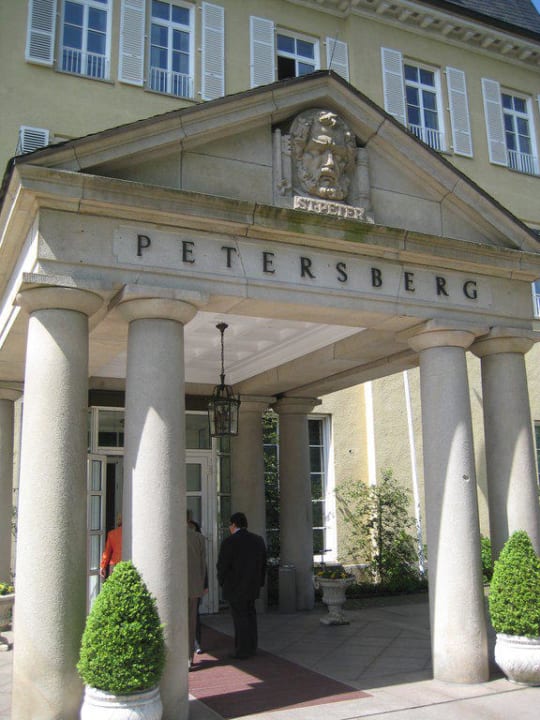 Blick auf den Haupteingang des Hotels Steigenberger Icon Grandhotel Petersberg