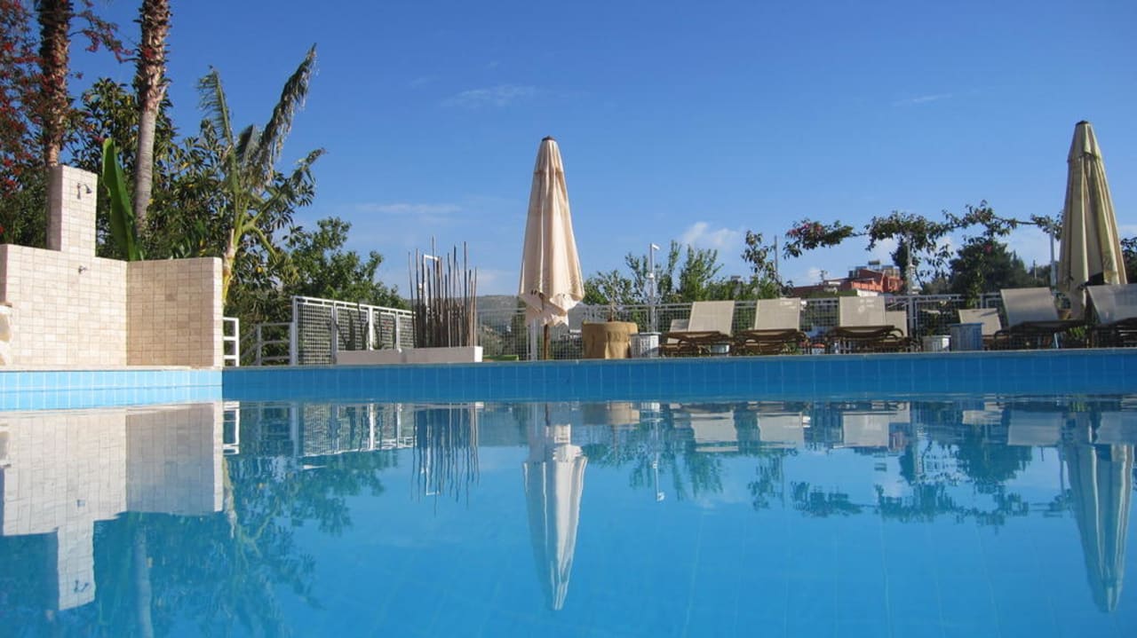 Großer Pool mit wunderschöner Sonnenterrasse Hotel Pataros