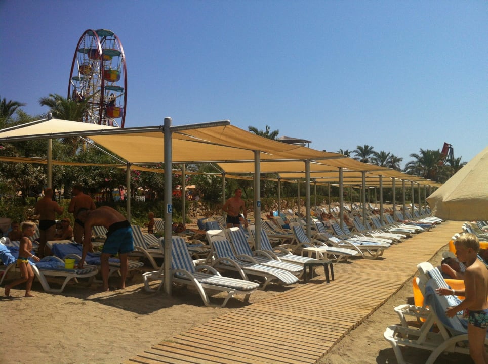 Teil des 600 m langen Strandes mit Sonnendächern Long Beach Alanya