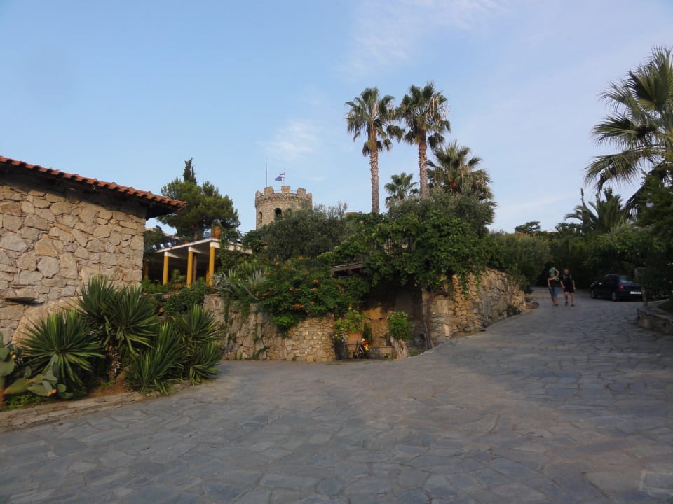 Blick vom Eingangstor nach oben Hotel Geranion Village