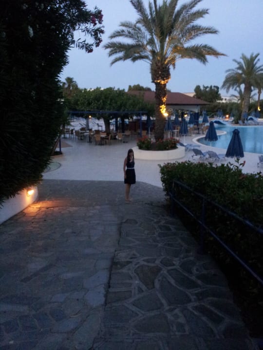 Weg zum Pool und die schönste Frau der Welt Kresten Palace Hotel