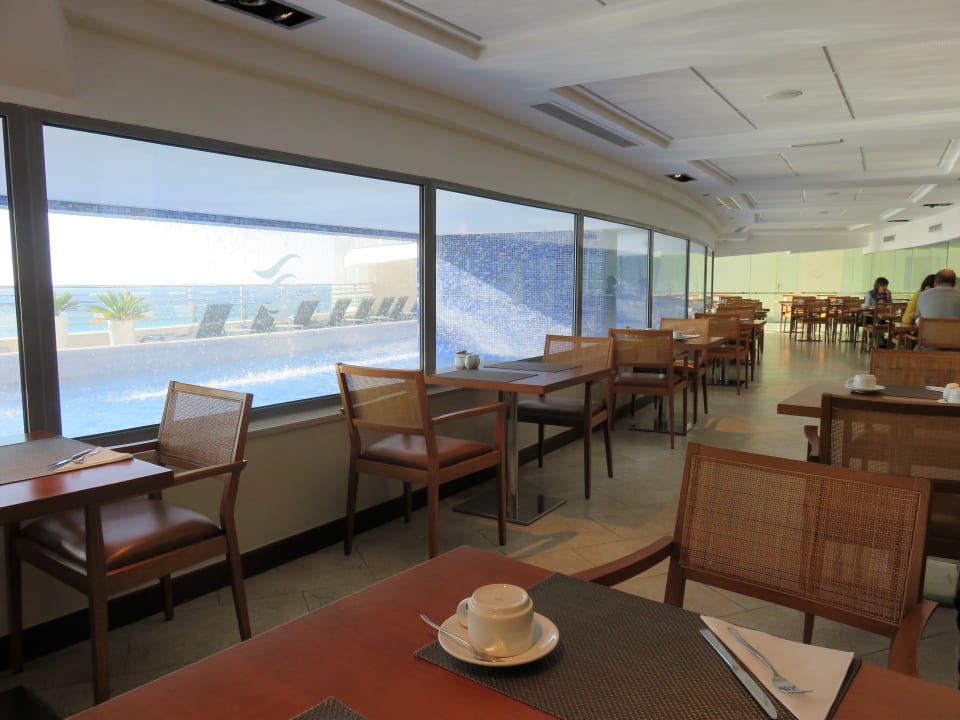 Restaurant mit Blick auf den Pool Sesimbra Oceanfront Hotel