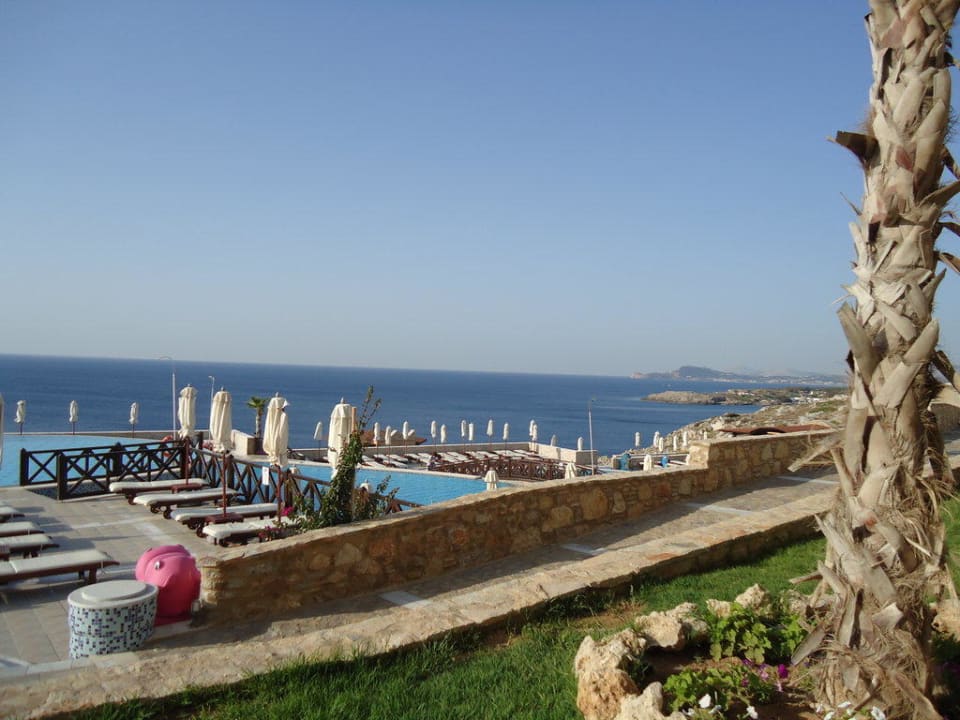 Blick zum Pool/Meer Hotel Kalithea Horizon Royal