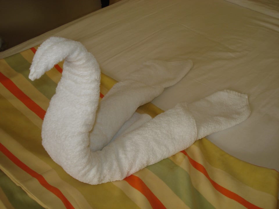 Наш номер 4001 - лебедь из полотенца Serenity Alpha Beach