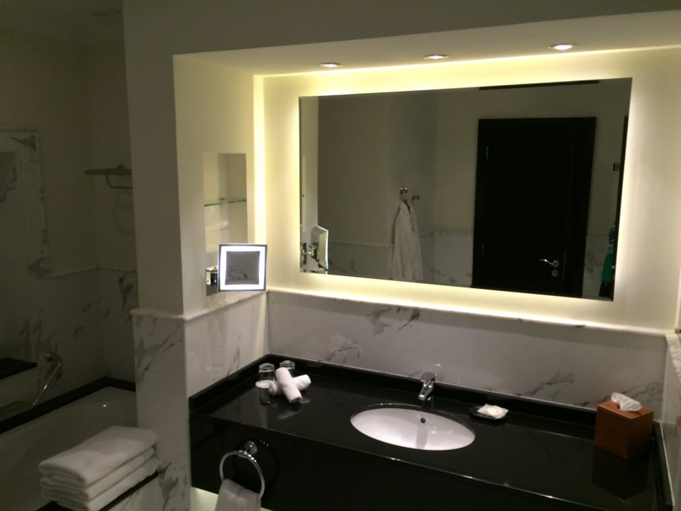 Das Badezimmer Hotel Le Meridien Al Aqah Beach Resort