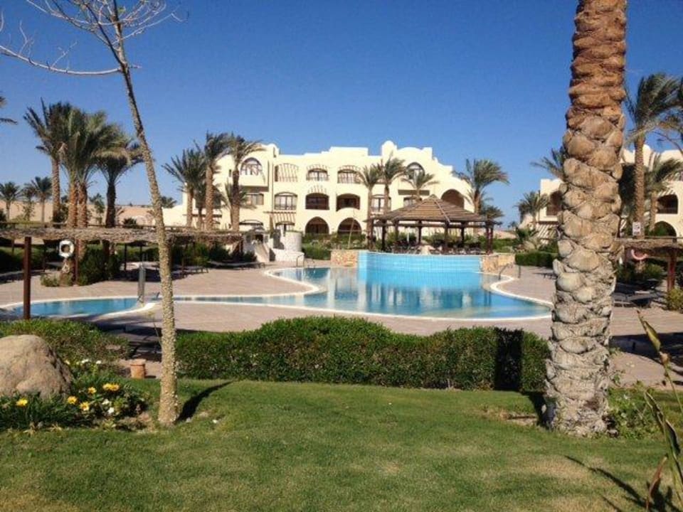 Hotel Außenansicht beim Ruhepool JAZ Neo Saraya Palms