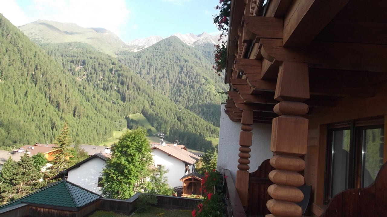 Blick vom Zimmer in die Berge Falkensteiner Hotel & Spa Falkensteinerhof