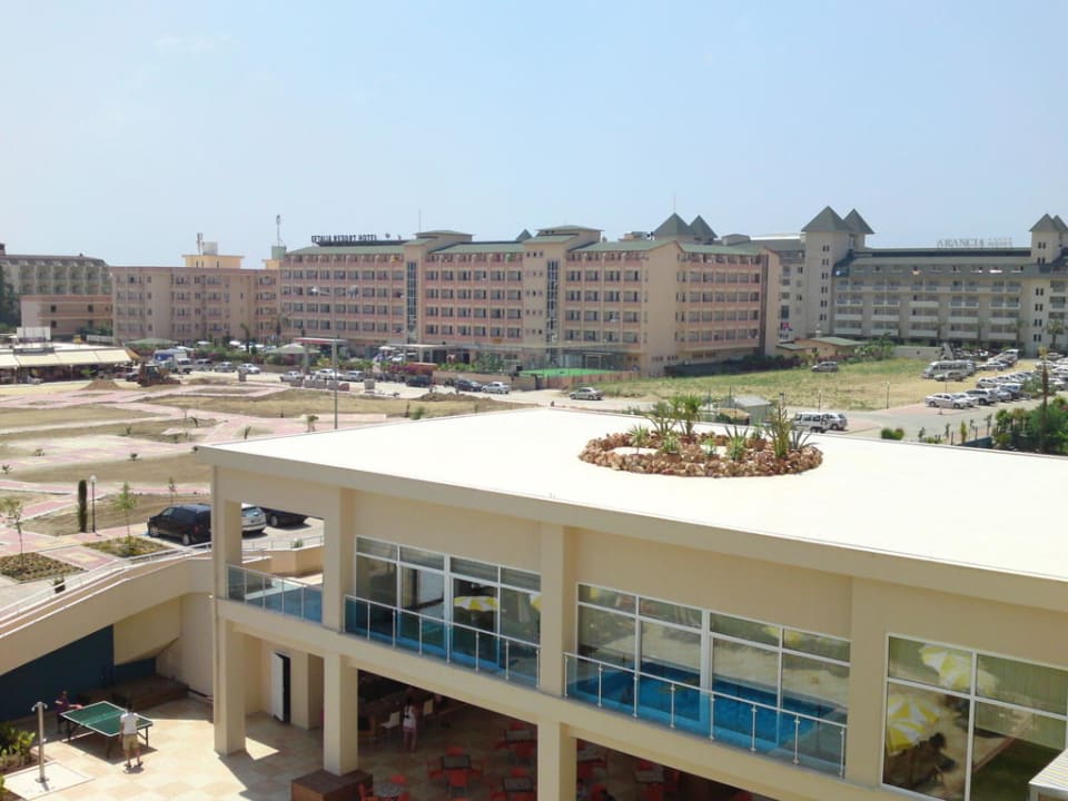 Blick vom Balkon auf den Innenhof/Aussenbereich Solivia Hotel