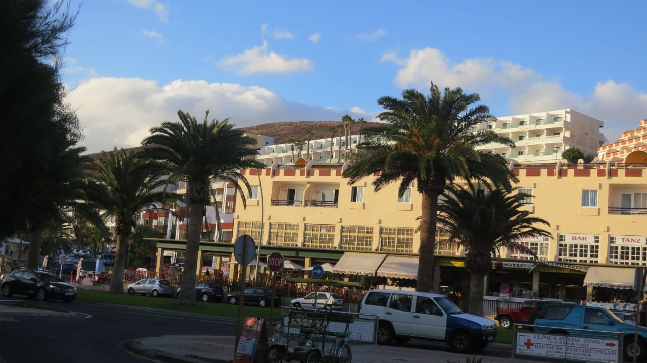 Straße - Hotel im Hintergrund Servatur Alameda de Jandía