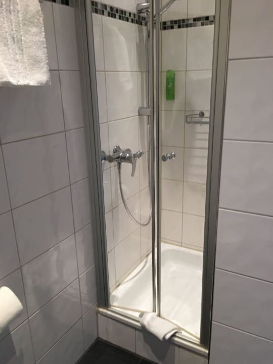 Etwas schmaler Einstieg in die Dusche sevenDays Hotel Karlsruhe