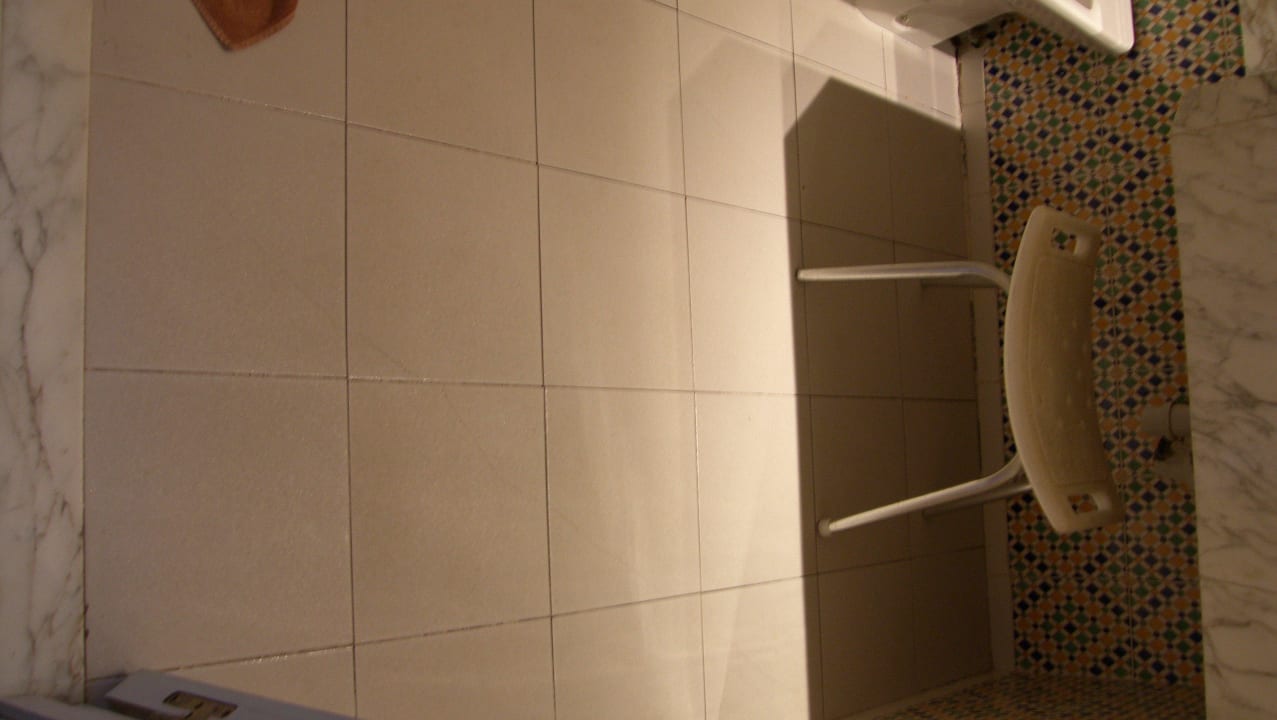 Geplatzte Fliesen im Bad Hotel El Mouradi Djerba Menzel